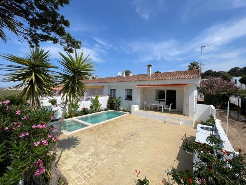 Chalet en primera línea de una planta con piscina privada y acceso directo a la playa Chalet en primera línea de una planta con piscina privada y acceso directo a la playa