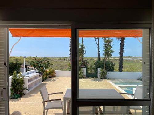 Chalet en primera línea de una planta con piscina privada y acceso directo a la playa Chalet en primera línea de una planta con piscina privada y acceso directo a la playa