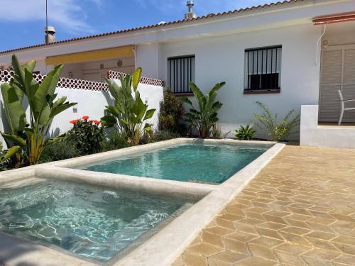 Chalet en primera línea de una planta con piscina privada y acceso directo a la playa Chalet en primera línea de una planta con piscina privada y acceso directo a la playa