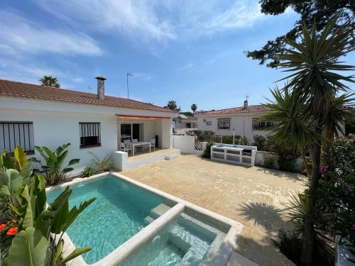 Chalet en primera línea de una planta con piscina privada y acceso directo a la playa