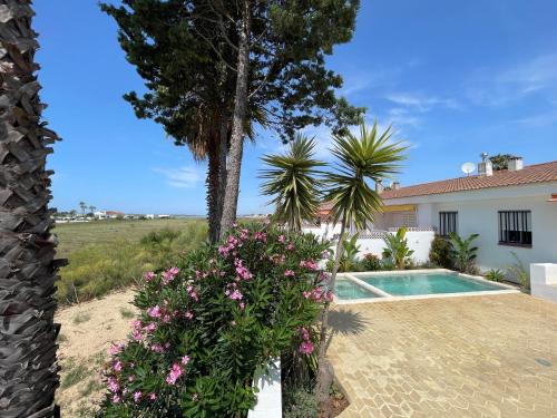 Chalet en primera línea de una planta con piscina privada y acceso directo a la playa