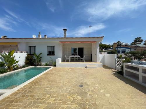 Chalet en primera línea de una planta con piscina privada y acceso directo a la playa Chalet en primera línea de una planta con piscina privada y acceso directo a la playa