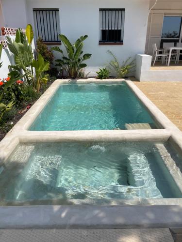 Chalet en primera línea de una planta con piscina privada y acceso directo a la playa