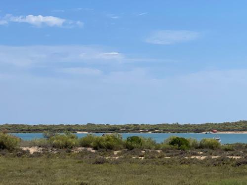 Chalet en primera línea de una planta con piscina privada y acceso directo a la playa