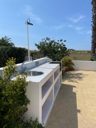 Chalet en primera línea de una planta con piscina privada y acceso directo a la playa Chalet en primera línea de una planta con piscina privada y acceso directo a la playa