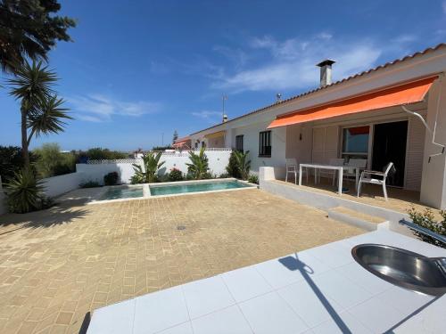 Chalet en primera línea de una planta con piscina privada y acceso directo a la playa