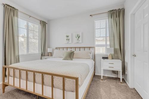 Luxe Main Floor Family Friendly Apt King Beds