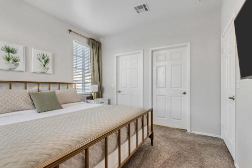 Luxe Main Floor Family Friendly Apt King Beds