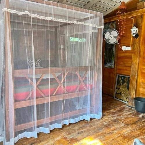 8 queen beds