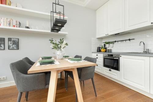 Cozy Apartment Gieysztora Wilanów by Noclegi Renters - image 3