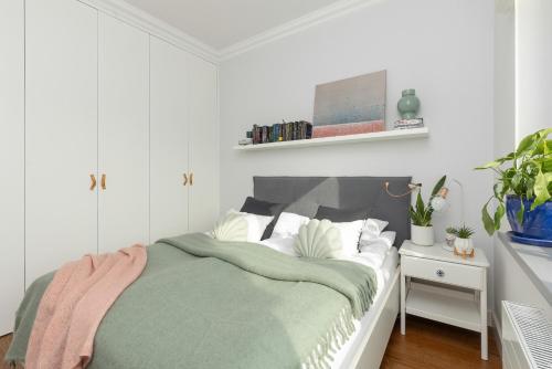 Cozy Apartment Gieysztora Wilanów by Noclegi Renters - image 2
