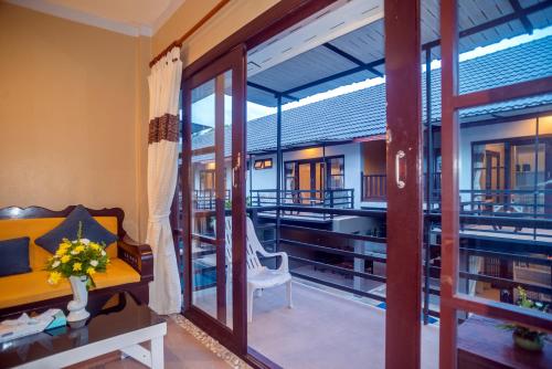 ระเบียง/ชานเรือน, ฟลอริสท์ รีสอร์ท (Florist Resort) in แม่น้ำ