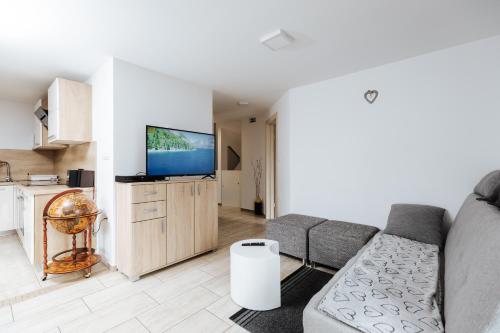 Tanja s Holiday Home in Nature with sauna and hot tub in Добрна