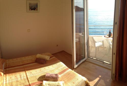 Studio with Balcony image 7