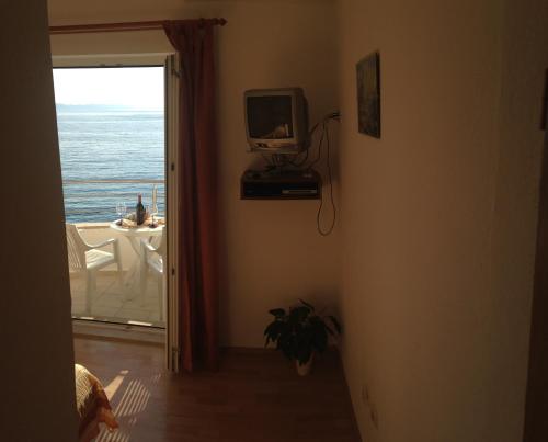 Studio with Balcony image 10