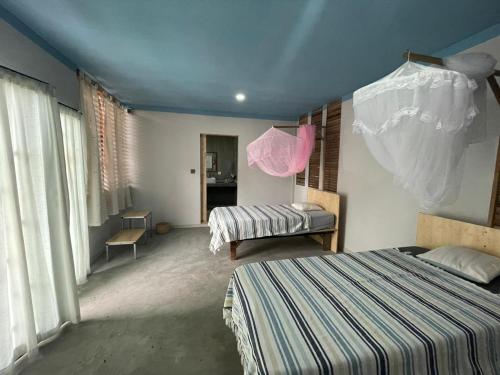 2 twin beds