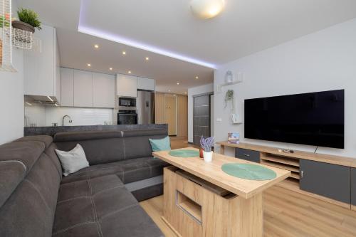 Spacious Apartment for 6 Guests in Krakow with Home Office by Noclegi Renters, Краков