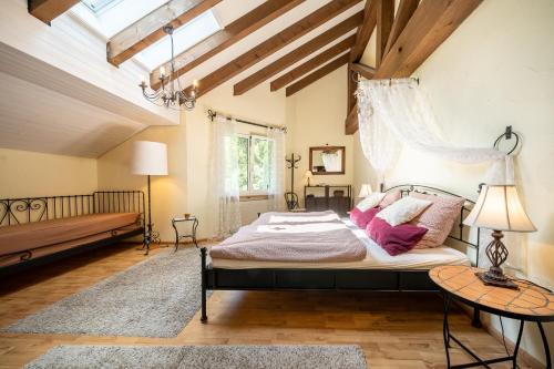 5401 Grosszuegige Dachgeschoss-Wohnung mit Parkettboden und Balkon - Moderne und helle Gestaltung in 塔拉斯普