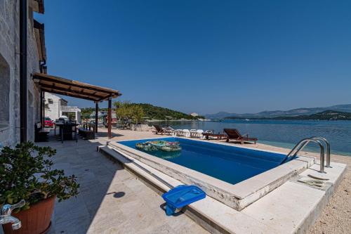 Peldbaseins, 5* Beachfront Villa Olive Mill in Putnikovici