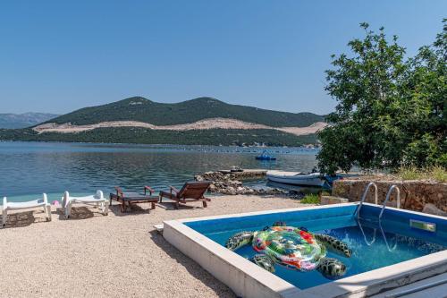 Skats, 5* Beachfront Villa Olive Mill in Putnikovici