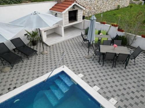 Villa in Podstrana with large outside swimming pool & hot tub for 14 people