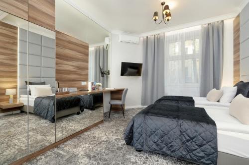 2 twin beds, 1 sofa bed