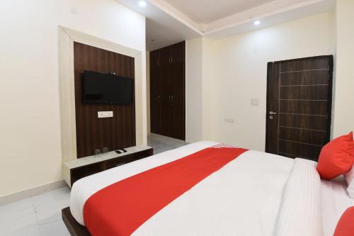 OYO The Signature Hotel Near Iskcon Temple Noida