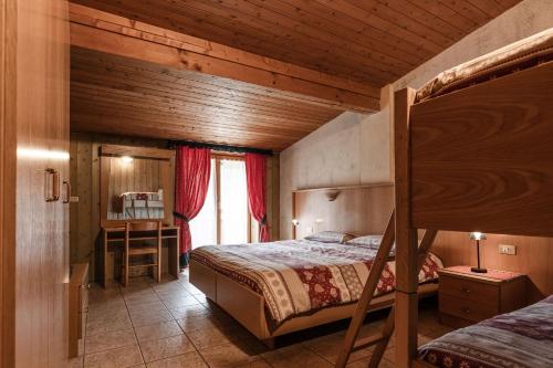 1 queen bed, 1 bunk bed
