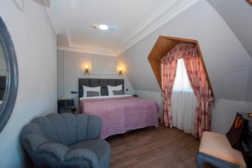 Deluxe Double or Twin Room image 6