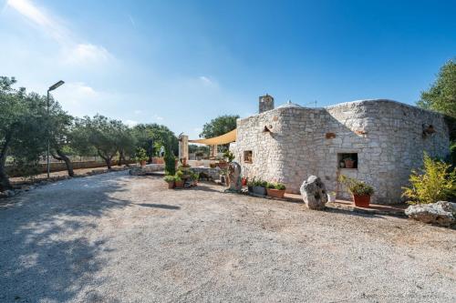 Exterior view, Trullo Lina in Traghetto