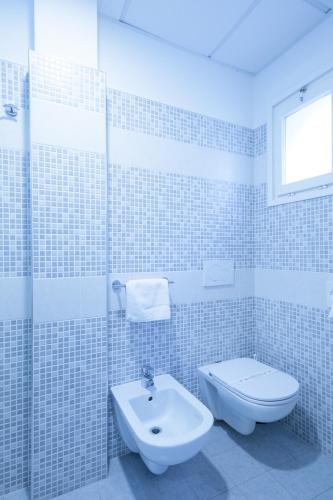 Double or Twin Room image 4
