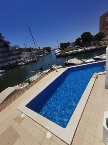 Appartement avec Piscine et Vue Canaux