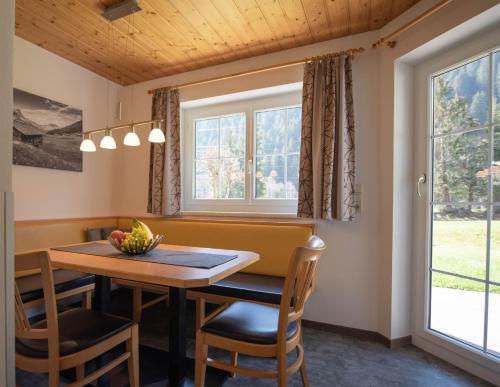 2 bedrooms, 3 beds