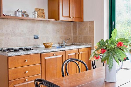 virtuve, ISA-Residence with swimming pool in Guardistallo surrounded by greenery in Guardistallo