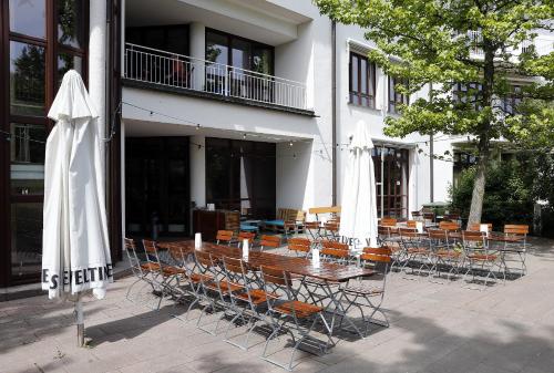 設施, 斯坦巴赫/陶努斯會議和教育中心酒店 (Tagungs- und Bildungszentrum Steinbach/Taunus) in 陶努斯山區克龍貝格