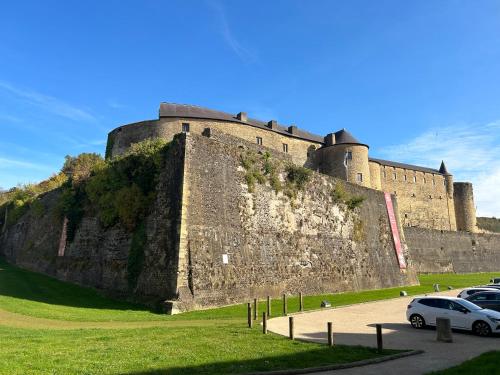 Appart stylé très spacieux Sedan 4E (Appart style tres spacieux Sedan 4E) in 色當