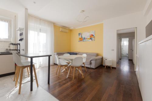 Roomy Balcony Apartment in Milano