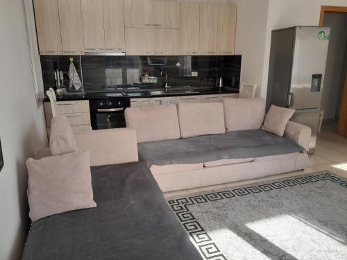 COMFY CITY CENTER APARTMENT - image 3