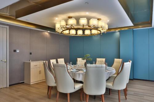 Restaurant, East Sacred Hotel - very close to the Drum tower And Nanluoguxiang Houhai Bar Very close to the bird in Madian & Anzhen