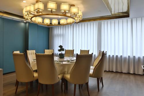 Restaurant, East Sacred Hotel - very close to the Drum tower And Nanluoguxiang Houhai Bar Very close to the bird in Madian & Anzhen