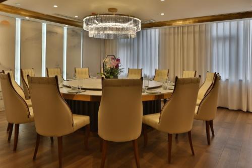 Restaurant, East Sacred Hotel - very close to the Drum tower And Nanluoguxiang Houhai Bar Very close to the bird in Madian & Anzhen