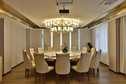 Restaurant, East Sacred Hotel - very close to the Drum tower And Nanluoguxiang Houhai Bar Very close to the bird in Madian & Anzhen