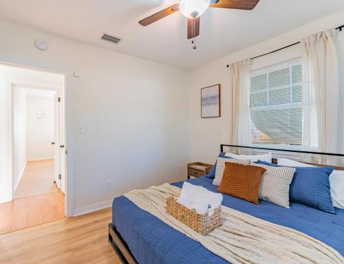 Trendzy Suite w/ King Bed and a Walk to Starbucks in Tampa, USA