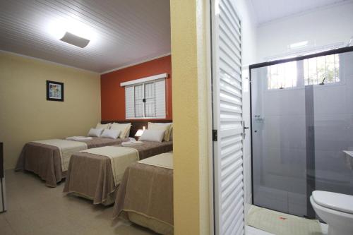 1 queen bed, 1 twin bed