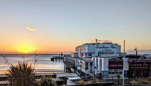 Sunrise Bay - Family home, Close to the beach.