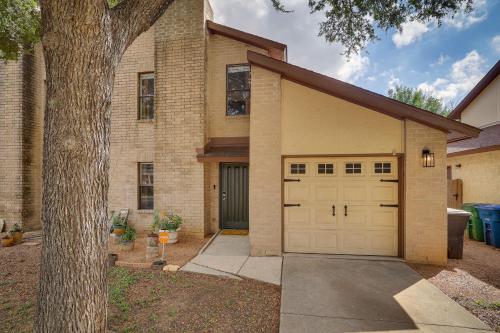 San Antonio Townhome 3 Mi to Lackland AFB! in San Antonio, USA