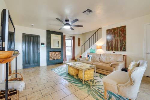 San Antonio Townhome 3 Mi to Lackland AFB! in San Antonio, USA