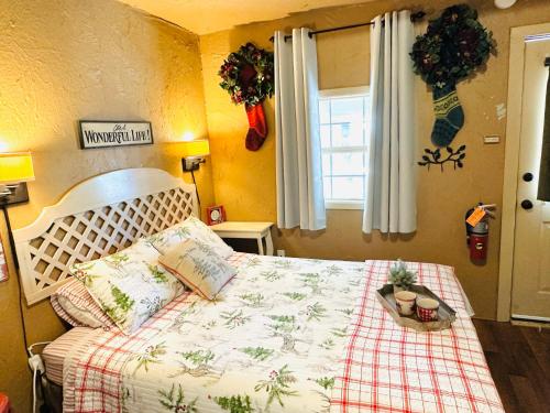 B&B Canton - Experience It's a Wonderful Life Christmas Suite - Bed and Breakfast Canton