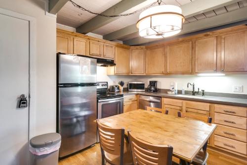 Silverthorne Condo with Community Pool and Hot Tub! in Silverthorne, USA