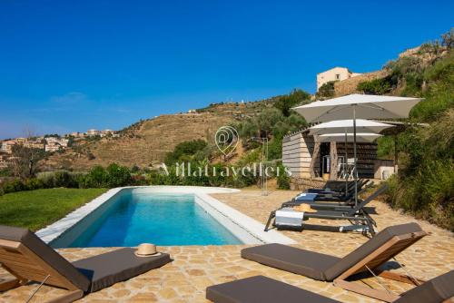  Straordinaria villa con piscina dallo stile unico in 98077 Santo Stefano di Camastra